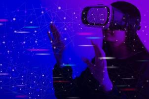 Frau mit VR-Brille berührt virtuellen Bildschirm Metaverse-Technologie globale Internetverbindung virtuelles soziales Netzwerk. foto