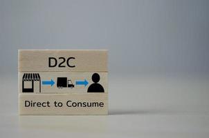 holzwürfel mit direct-to-consumer d2c auf dem tisch und kopierraum.geschäftskonzepte. foto