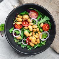 salat weiße bohnen tomate, blätter mischen salat frische gesunde mahlzeit foto