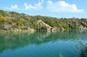 Landschaft am Wasser mit Steilküste foto