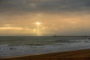 Sonnenuntergang in Quarteira in Portugal foto