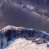 fantastischer Winter-Meteorschauer und die schneebedeckten Berge. vi foto