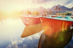 Boot auf dem Dock, umgeben von Bergen. fantastisch shtrbske pleso foto
