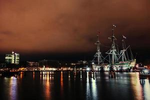 schöne nacht in amsterdam. Beleuchtung von Gebäuden u foto