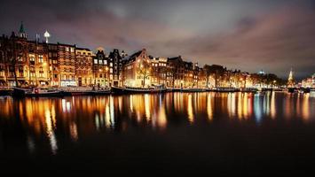 schöne nacht in amsterdam. Beleuchtung von Gebäuden u foto