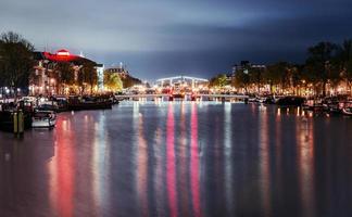 schöne nacht in amsterdam. Beleuchtung von Gebäuden u foto