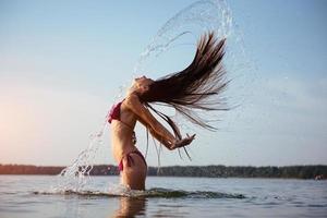 blonde Frau auf Wasserhintergrund foto