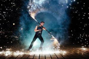 erstaunliche Feuershow in der Nacht foto