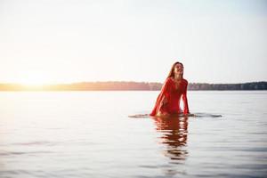 süßes Mädchen badet im Wasser foto