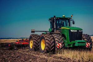 Traktoren, die auf dem Feld arbeiten foto