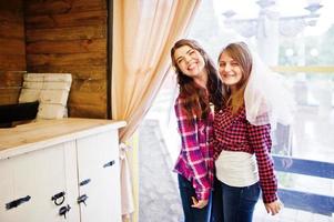 Zwei fröhliche Mädchen in karierten Hemden auf Junggesellinnenabschied. foto