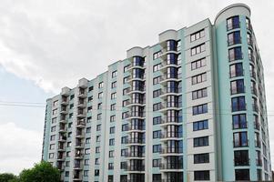 balkon des neuen modernen türkisfarbenen mehrstöckigen wohnhauses im wohngebiet am sonnigen blauen himmel. foto