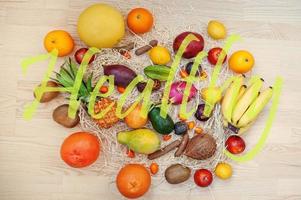 exotische früchte mit gesundem zeichen. gesunde ernährung diät essen hintergrund. foto