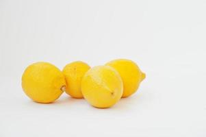 Zitronenfrüchte isoliert auf weißem Hintergrund. gesunde ernährung diät essen. foto