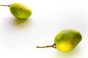 Frische Mango auf weißem Hintergrund foto