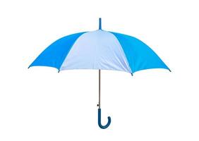 isolierter blauer und weißer Regenschirm auf weißem Hintergrund foto