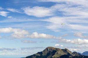 Drachenfliegen über der Landschaft rund um das Zwolferhorn foto