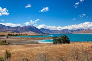 Fernsicht auf den Tekapo-See an einem Sommertag foto