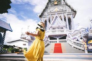 rückansicht der solo-frau asien im freien ortsreise fernweh in thailand foto