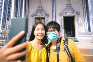 asiatisches verheiratetes erwachsenes reisendes liebespaar im sommerurlaub im freien reisen in asien foto