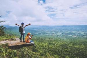 Liebhaber Frau und Männer Asiaten reisen im Urlaub entspannen. ist auf der Klippe. foto