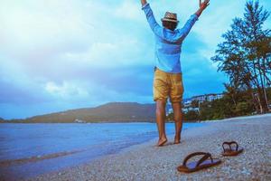 asiatischer Mann Reisen Natur. Reisen entspannen. Am Strand laufen. im Sommer foto