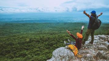 Liebhaber Frau und Männer Asiaten reisen im Urlaub entspannen. Karte ansehen die Berge erkunden foto