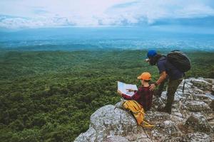 Liebhaber Frau und Männer Asiaten reisen im Urlaub entspannen. Karte ansehen die Berge erkunden foto