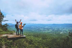 Liebhaber Frau und Männer Asiaten reisen im Urlaub entspannen. ist auf der Klippe. foto