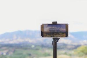 Richten Sie eine Kamera ein, um mit Ihrem Smartphone Landschaften aufzunehmen. foto