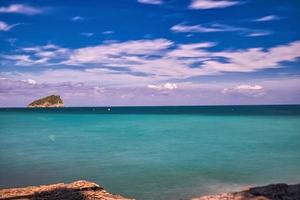 die bucht von spotorno mit ihren feinsandstränden und dem kristallklaren meer im august im westen liguriens foto