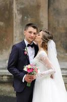 Hochzeitsfotosession eines jungen schönen Paares in der Altstadt. foto