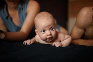 junge eltern haben spaß mit ihrem kleinen sohn foto