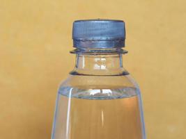 Flasche Wasser mit Textfreiraum foto