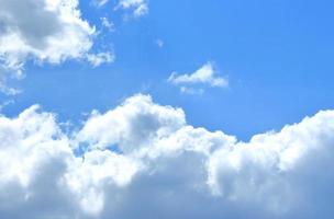 weiße Wolken mit blauem Himmel foto