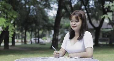 junge Frau, die im Park studiert foto