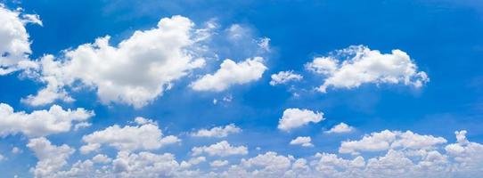 Panorama blauer Himmel und Wolken mit natürlichem Tageslichthintergrund. foto