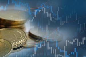 Börseninvestitionshandel mit Finanz-, Münz- und Diagrammdiagrammen oder Forex zur Analyse des Hintergrunds von Geschäftstrenddaten zur Gewinnfinanzierung. foto