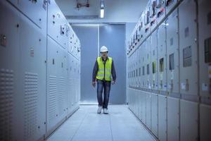 ingenieur, der am mdb-panel überprüft und inspiziert. sie arbeiten mit der elektrischen schalttafel, um den spannungsbereich zu überprüfen, der in der hauptverteilerfabrik arbeitet. foto