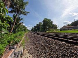 der blick auf die eisenbahn in yogyakarta indonesien, sichtbare felsen und ein klarer himmelhintergrund foto