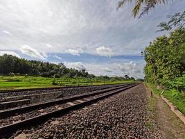 der blick auf die eisenbahn in yogyakarta indonesien, sichtbare felsen und ein klarer himmelhintergrund foto