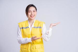 Porträt des asiatischen weiblichen Bauingenieurs auf weißem Hintergrund foto