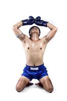 Thai-Boxer mit Thai-Box-Action, isoliert auf weißem Hintergrund foto