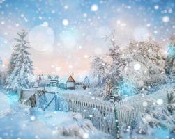 Chalets in den Bergen bei Sonnenuntergang. winterliche grüße foto