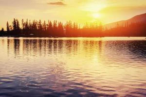 Sonnenuntergang über dem See. majestätischer Berg im Nationalpark foto