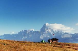 Herbstlandschaft und schneebedeckte Berggipfel. Blick auf die Mou foto