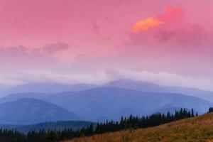 schöner Sonnenuntergang in der Karpatengebirge Ukraine. foto