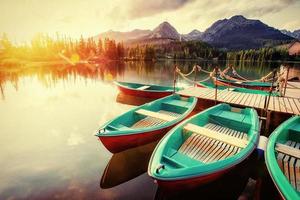 Boot auf dem Dock, umgeben von Bergen. fantastisch shtrbske pleso foto