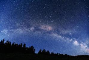 fantastischer Wintermeteorschauer und die schneebedeckten Berge foto