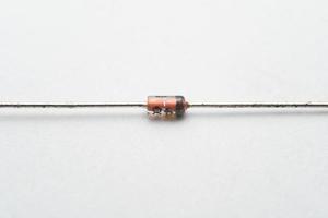 Nahaufnahme der Zenordiode isoliert auf weißem Hintergrund. eine Zenerdiode auf dem Weiß foto